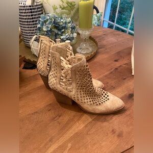 Coconut by Matisse antique cream ankle bootie Mosey style laser cut size 7 M